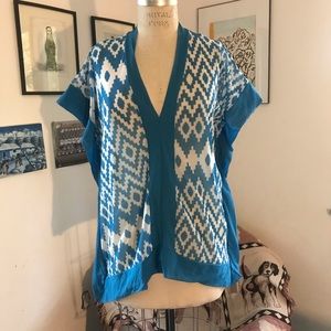 NEW YORK & CO. caftan-style geometric print mesh top.